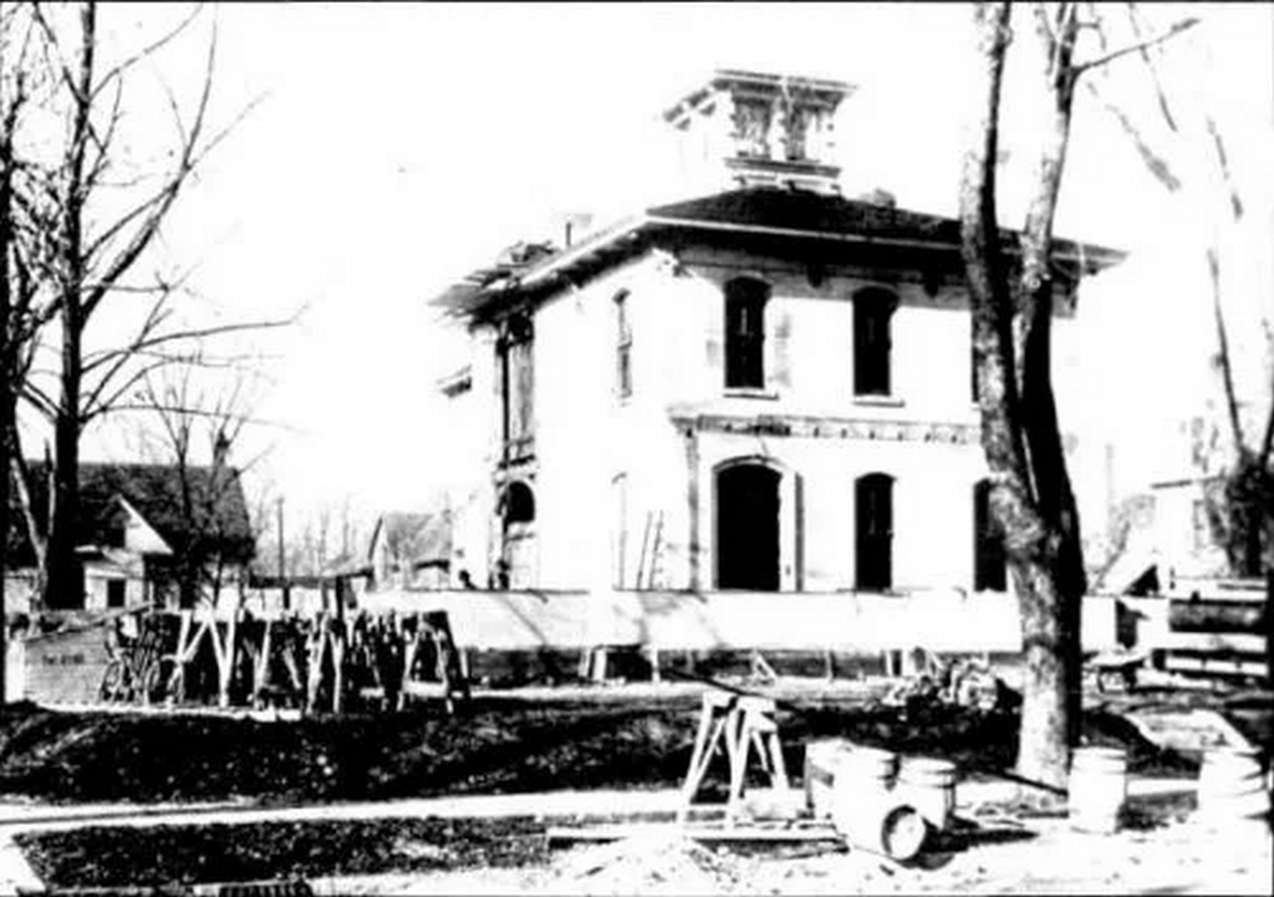 丹娜托马斯住宅由弗兰克劳埃德赖特:草原学校风格的房子-床单4